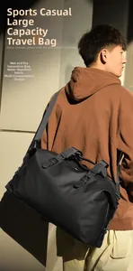Scatto all'aperto della borsa da viaggio nera capiente con scomparto per bagnato e asciutto