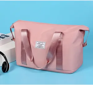 Bolso de viaje rosa con asas reforzadas y tela impermeable sobre fondo azul claro