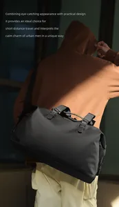 Dettaglio borsa da viaggio in nylon nero con manici rinforzati e robusti inserti in metallo