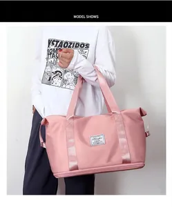 Dettaglio borsa da viaggio rosa con scomparto per scarpe e trama in nylon resistente