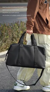 Foto all'aperto di una borsa da viaggio nera multifunzionale con manici rinforzati