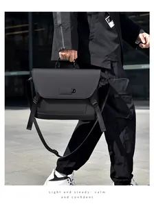 Detailansicht der mattschwarzen wasserdichten Laptoptasche mit Schnalle und Gurt