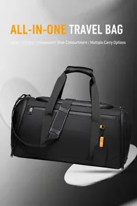 Gros plan du sac de voyage noir imperméable montrant le tissu et le compartiment à chaussures