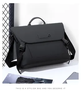 Detailansicht der wasserabweisenden schwarzen Kuriertasche mit Schnallen und Griff