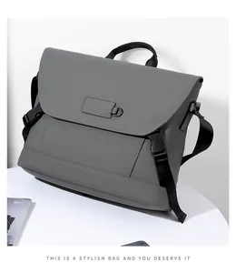 Detailansicht der dunkelgrauen wasserdichten Kuriertasche mit Tragegriff und Schnalle