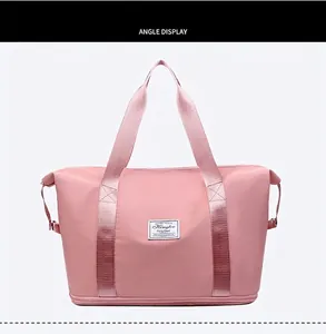 Vista frontale della borsa da viaggio rosa in nylon impermeabile con manici rinforzati