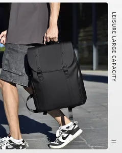 Photo extérieure d'un sac à dos noir mat avec sangles à boucle et grande capacité