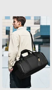 Gros plan du sac de voyage noir avec fermetures éclair et compartiment à chaussures