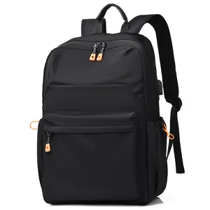 Zaino porta PC impermeabile nero con porta USB e cerniere arancioni su sfondo bianco