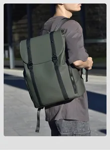 Détail d'un sac à dos imperméable vert olive avec doubles boucles et fermeture éclair latérale