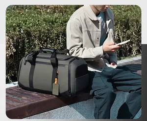 Détail du sac de voyage avec poche en filet pour ventilation et séparation sec-humide