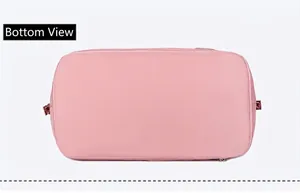 Vista dettagliata del fondo della borsa da viaggio rosa con tessuto resistente e zip