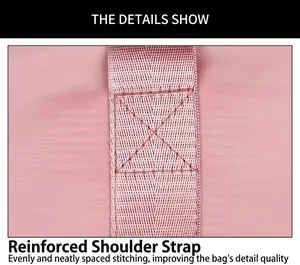 Dettaglio delle cuciture a croce rinforzate sulla tracolla della borsa rosa