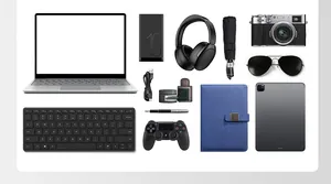 Vue à plat de divers objets tech montrant la grande capacité de ce sac à dos pour hommes