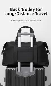 Dettaglio della fascia posteriore della borsa da viaggio fissata alla valigia trolley