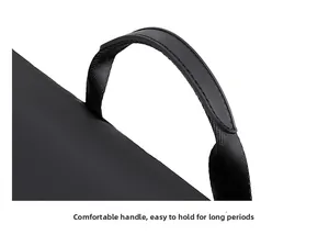 Detail des verstärkten Ledergriffs an schwarzer Kuriertasche mit hochwertigen Nähten