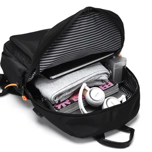 Sac à dos d'ordinateur noir minimaliste avec doublure rayée et grande capacité de voyage