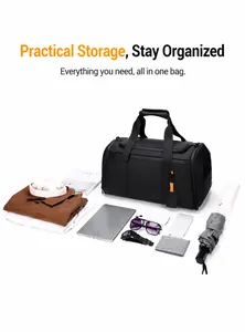 Détail du sac de voyage montrant sa grande capacité pour vêtements et accessoires