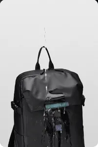 Nahaufnahme des wasserabweisenden schwarzen Rucksacks mit abperlenden Wassertropfen