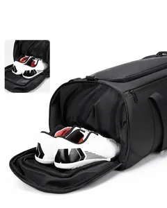 Détail du compartiment à chaussures latéral sur le sac de voyage noir imperméable