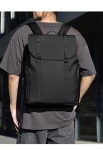 Sac à dos noir minimaliste pour homme avec revêtement imperméable et détails de boucles