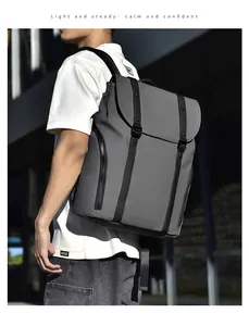 Détail du sac à dos gris foncé imperméable avec finition mate et fermeture éclair latérale