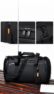 Détail des fermetures éclair bidirectionnelles et crochets du sac de sport noir