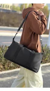 Borsa da viaggio nera impermeabile ad alta capacità con tracolla regolabile all'aperto