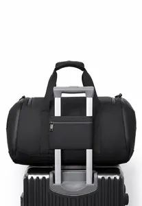 Détail du sac de voyage avec manchon pour chariot à bagages et poche zippée cachée noire