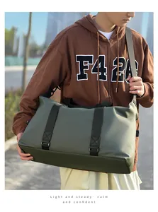 Dettaglio della borsa da viaggio verde oliva con tessuto impermeabile e tracolla regolabile
