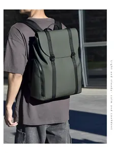 Vue latérale extérieure du sac à dos urbain vert olive avec revêtement imperméable