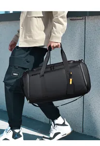 Gros plan du compartiment à chaussures avec fermetures éclair de ce sac de voyage