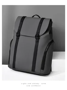 Vue détaillée du sac à dos gris foncé imperméable avec sangles décoratives et boucles métal