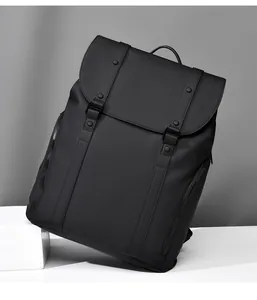 Détail du sac à dos noir étanche montrant le rabat et la texture mate du matériau