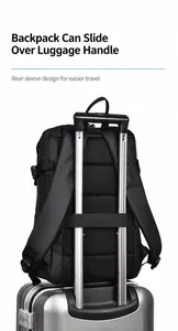 Detailansicht des Gepäckriemens an einem schwarzen Rucksack, der an einem Silberkoffer befestigt ist