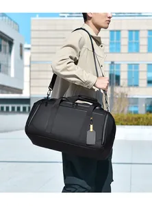 Grand sac de voyage noir avec compartiment à chaussures et tissu imperméable