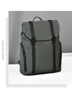 Détail du sac à dos gris-vert résistant à l'eau avec sangles noires et zip latéral