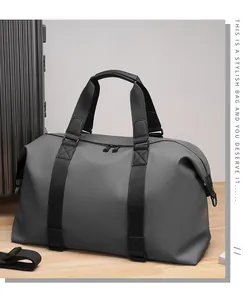Dettaglio della borsa da viaggio grigia con manici rinforzati e tracolla regolabile