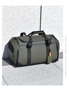 Détail du sac de voyage vert armée avec poche latérale en filet et accents orange vifs