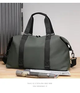 Dettaglio della borsa da viaggio verde scuro con manici in pelle e anelli a D in metallo