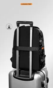 Détail de la sangle pour bagage sur un sac à dos camouflage noir sur une valise