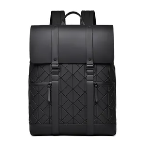 Minimalistische zwarte rugzak met geometrisch patchwork en matte lederen overslag