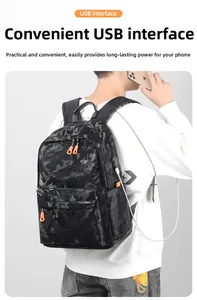 Détail de l'interface de chargement USB latérale sur un sac à dos camouflage pour homme