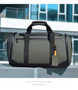 Détail du sac de voyage vert olive avec compartiment chaussures et tissu imperméable