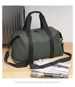 Dettaglio borsa da viaggio verde militare in tessuto opaco impermeabile e tracolla
