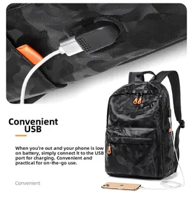 Détail d'un sac à dos camouflage étanche avec port de charge USB intégré et câble