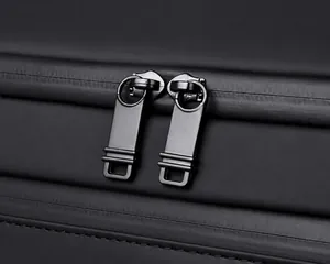 Gros plan sur la double fermeture éclair en métal noir d'un grand sac de voyage noir