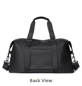 Dettaglio del retro del borsone nero con fascia per trolley e materiale in nylon
