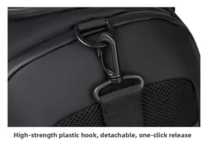 Détail du crochet en plastique haute résistance amovible et sangle sur un sac de voyage