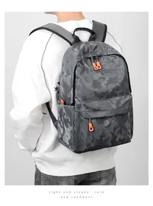 Vue de dos d'un sac à dos camouflage gris avec tirettes orange et tissu imperméable